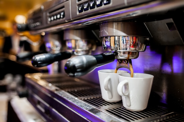 Gratis foto professionele voorbereiding barista maker cafe