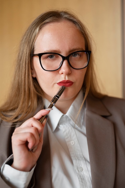 Professionele vrouw in stijlvol pak op kantoor