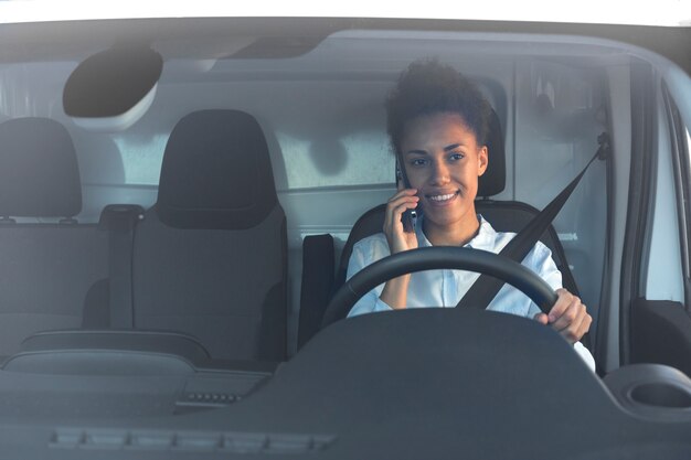 Professionele vrouwelijke chauffeur op het werk
