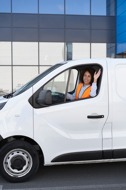 Professionele vrouwelijke chauffeur op het werk