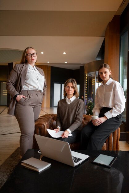 Professionele vrouwen in stijlvol pak werken met laptop op kantoor
