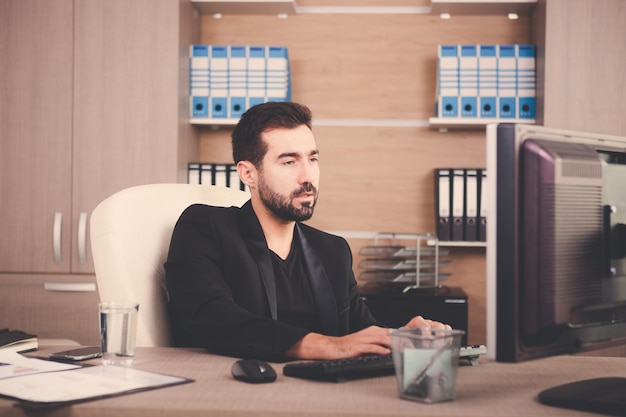 Professionele zakenman die in zijn kantoor werkt. ondernemer in professionele omgeving