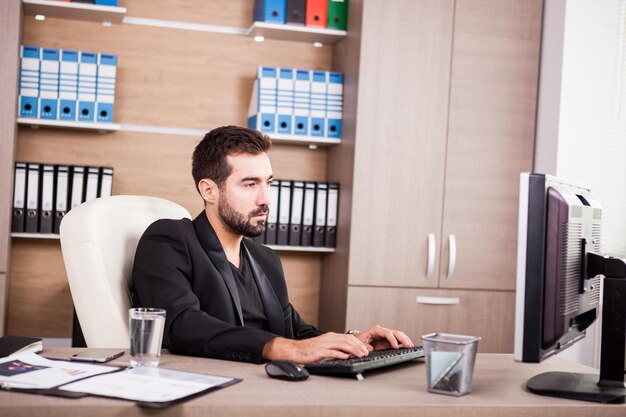 Professionele zakenman die in zijn kantoor werkt. Ondernemer in professionele omgeving