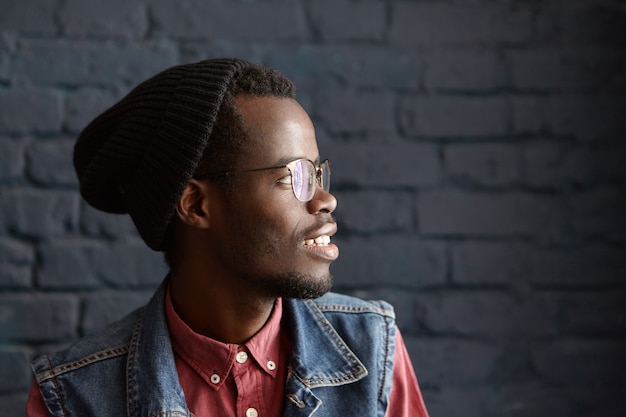 Profiel portret van knappe stijlvolle jonge Afro-Amerikaanse man met bril