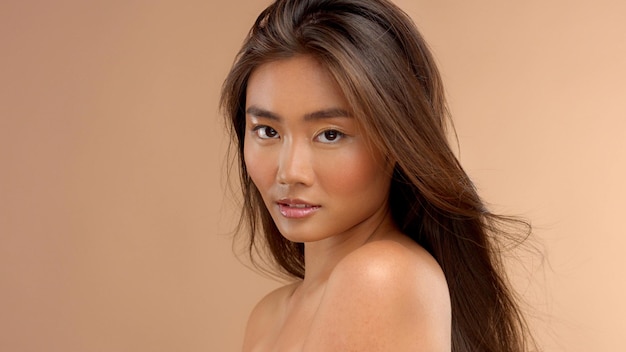 Profielportret van Aziatisch Japans Thais model dat naar de camera kijkt Natuurlijke Aziatische make-up natte glanzende huid