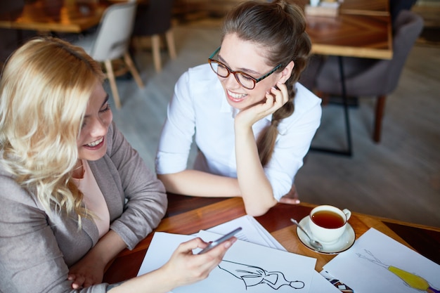 Gratis foto project bespreken met collega