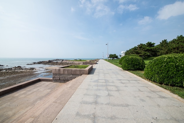 Promenade in de buurt van de zee