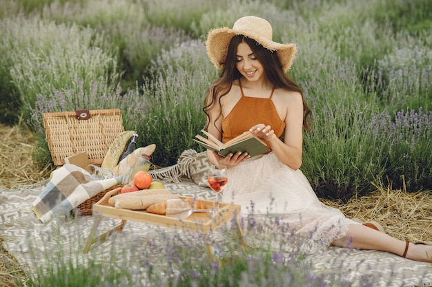 Provence vrouw ontspannen in lavendel veld. Dame in een picknick.