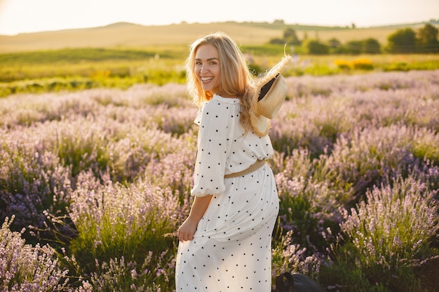 Provence vrouw ontspannen in lavendel veld. dame in een witte jurk. meisje met een strohoed.