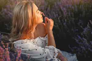 Gratis foto provence vrouw ontspannen in lavendel veld. dame in een witte jurk.