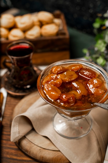 Pruimconfiture in een glaskruik op een witte handdoek