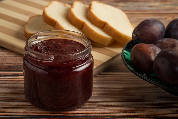 Pruimenconfituur met toastbrood en fruit.