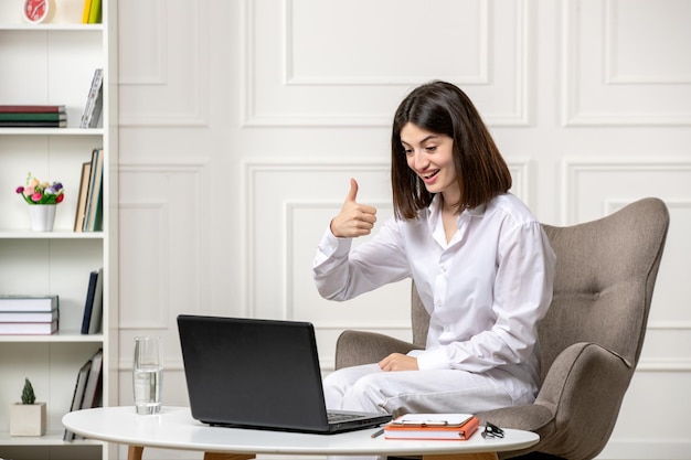 Psycholoog brunette schattig jong professioneel meisje dat online sessies geeft met een goed teken