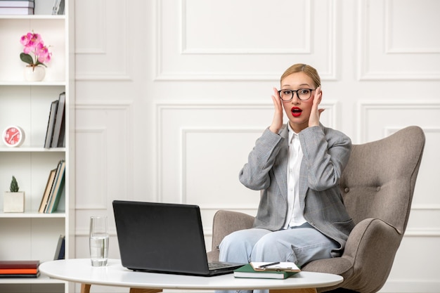 Psycholoog die online sessies geeft, schattige blonde jonge professionele vrouw geschokt