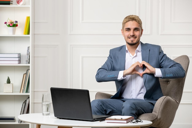 Psycholoog die online sessies uitvoert, schattige knappe jonge professionele man die liefde verzendt