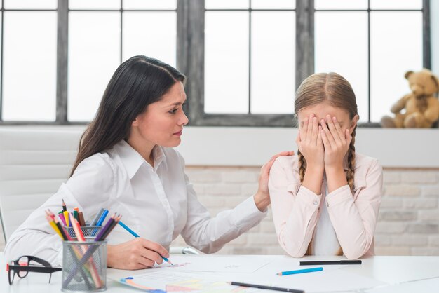 Psycholoog ondersteunend meisje die aan depressie lijden