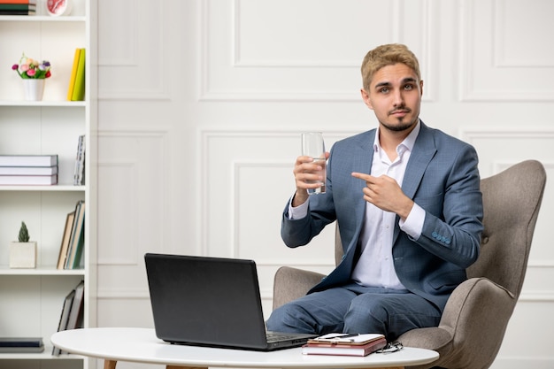 Psycholoog schattige knappe jonge professionele man die online sessies uitvoert met een glas water