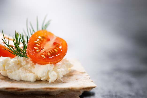 Pureer met tomaten en koekjes eronder