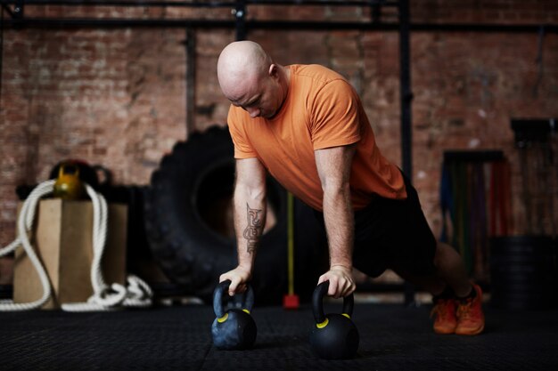 Push-ups doen in de moderne sportschool