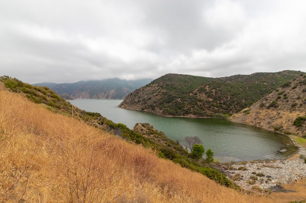 Gratis foto pyramid lake in californië, vastgelegd op een bewolkte dag