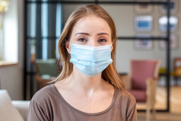 Gratis foto quarantaine dagelijkse activiteiten en vrouw met masker