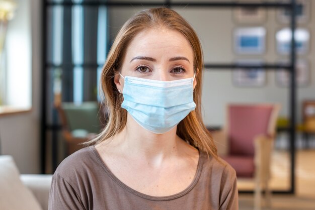 Quarantaine dagelijkse activiteiten en vrouw met masker