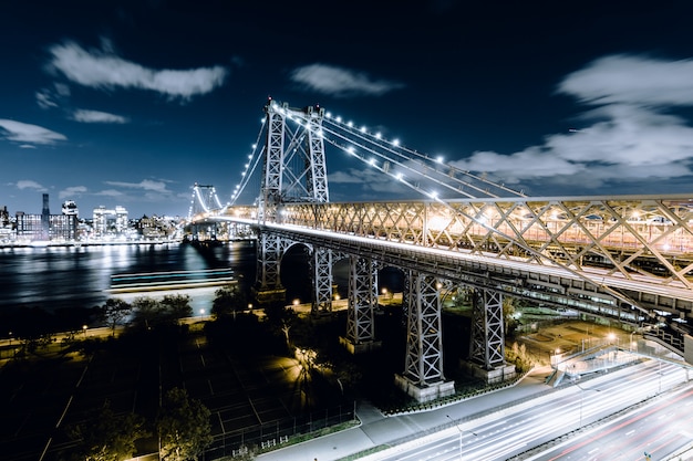 Queensboro bridge 's nachts vastgelegd in new york city