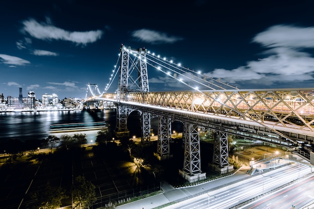 Queensboro Bridge 's nachts vastgelegd in New York City