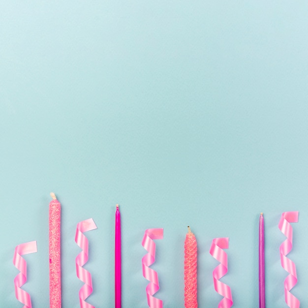Quinceañerasamenstelling op blauwe achtergrond met kaarsen en linten