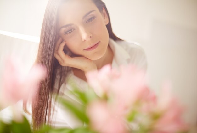 Raadselachtige vrouw wat betreft haar gezicht