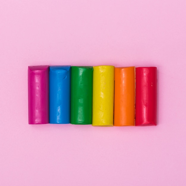 Gratis foto rainbow stukjes plasticine voor het gieten