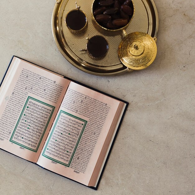 Ramadan bovenaanzicht concept met koran