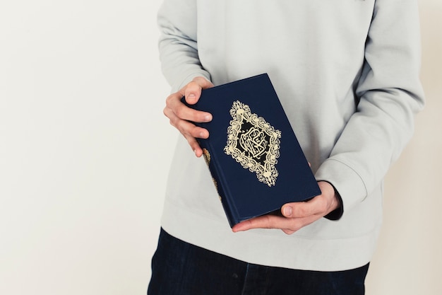 Gratis foto ramadanconcept met man die quran houden