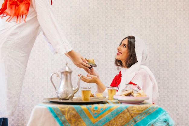 Gratis foto ramadanconcept met voedsel en té