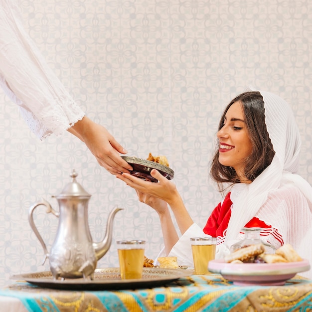 Gratis foto ramadanconcept met voedsel en té