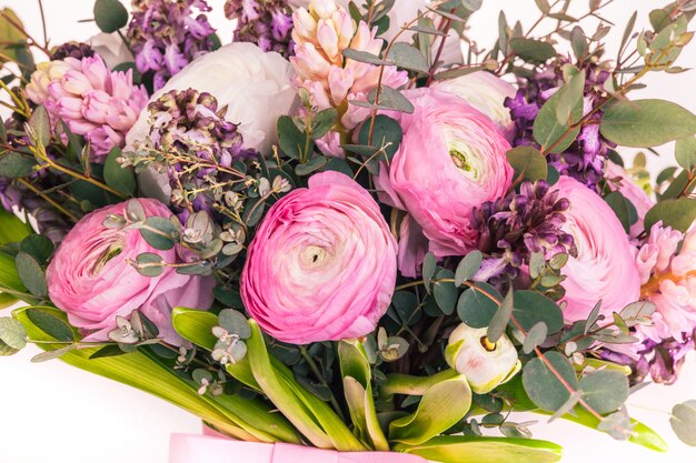 Ranunkulyus boeket van rode bloemen op wit