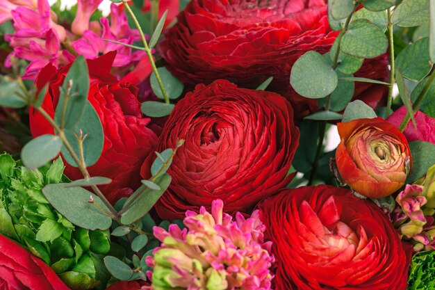 Ranunkulyus boeket van rode bloemen