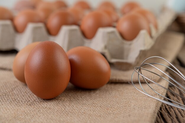 Rauw kippeneieren biologisch voedsel voor een goede gezondheid met een hoog eiwitgehalte.