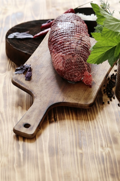 Gratis foto rauw vlees met ingrediënten voor het koken van maaltijd