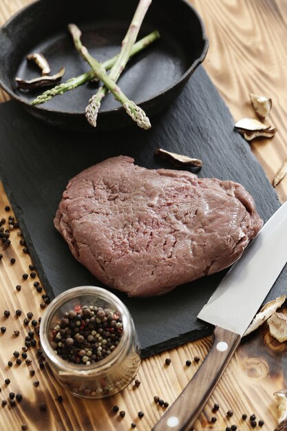 Rauw vlees met ingrediënten voor het koken van maaltijd