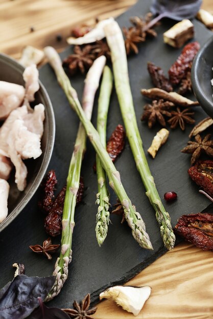 Gratis foto rauw vlees met ingrediënten voor het koken van maaltijd