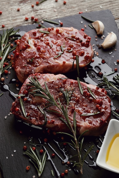 Gratis foto rauw vlees met kruiden en specerijen