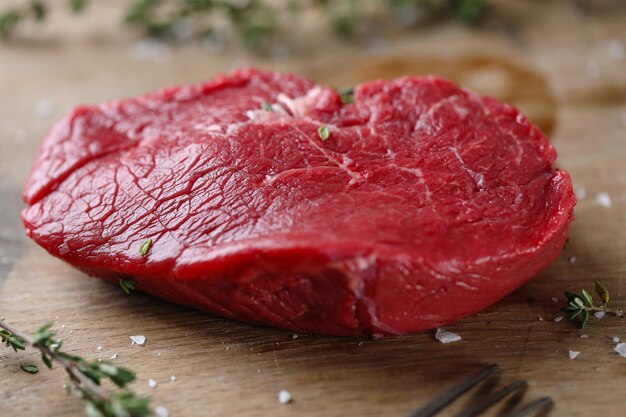 Rauw vlees met specerijen en kruiden op tafel