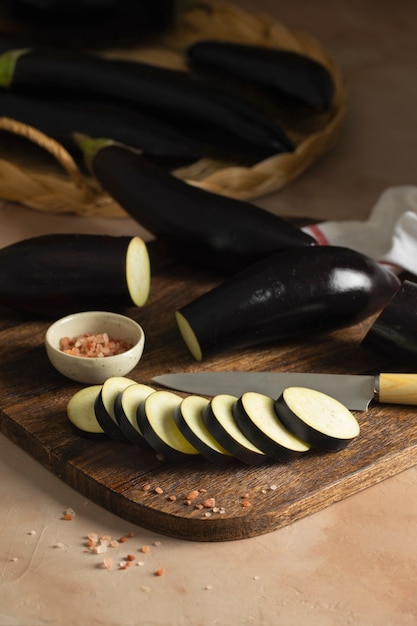 Gratis foto rauwe aubergines klaar om te worden gekookt