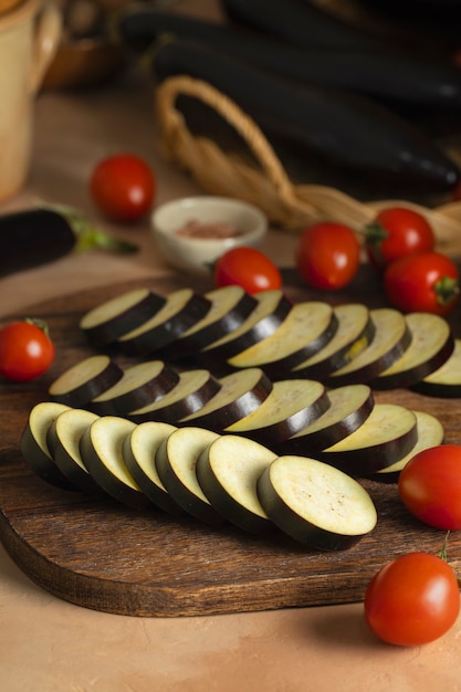 Rauwe aubergines klaar om te worden gekookt