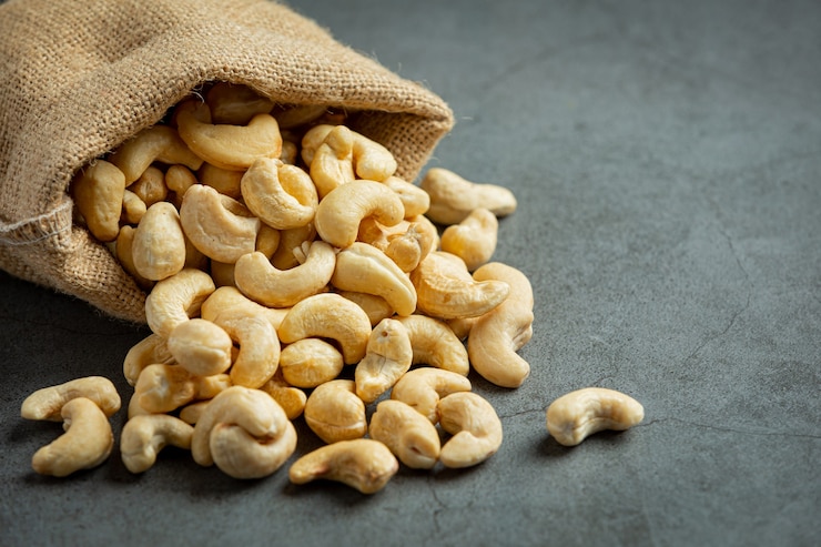 Gratis Foto rauwe cashewnoten in een zak op donkere achtergrond