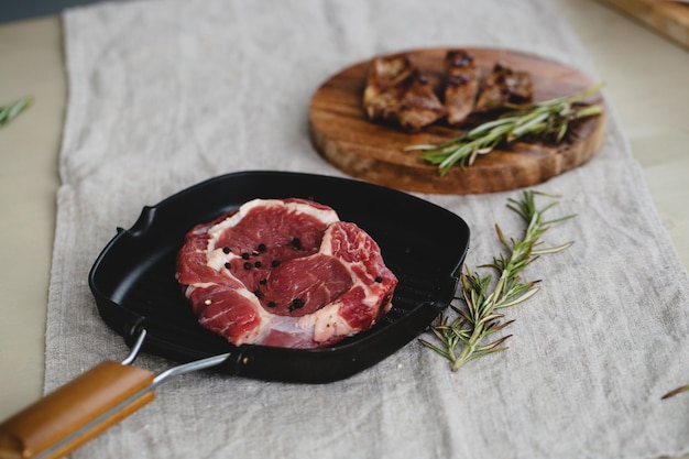 Rauwe en gegrilde steak