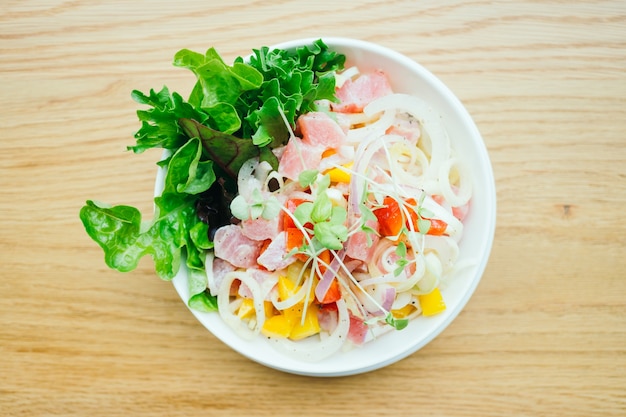 Rauwe en verse tonijn met groentesalade