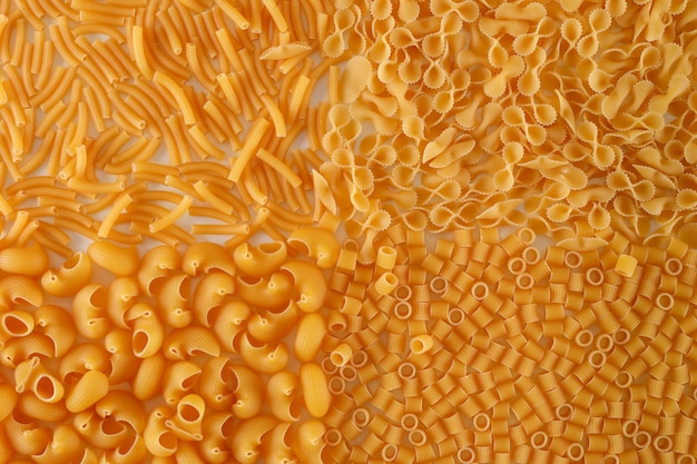 rauwe gemengde pasta bovenaanzicht op wit oppervlak