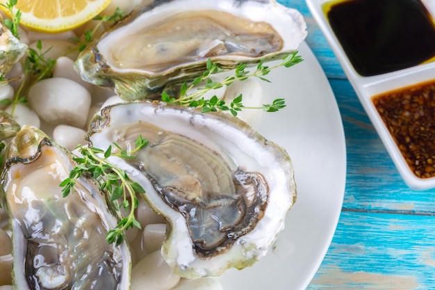 Gratis foto rauwe oesters met citroen en ijs